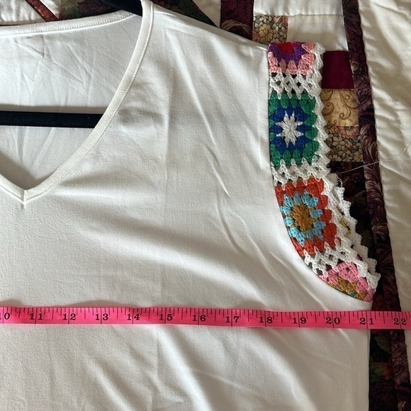 Women’s White V-Neck Top With Granny Squares on Shoulder Size XL NWOT - Picture 5 of 8